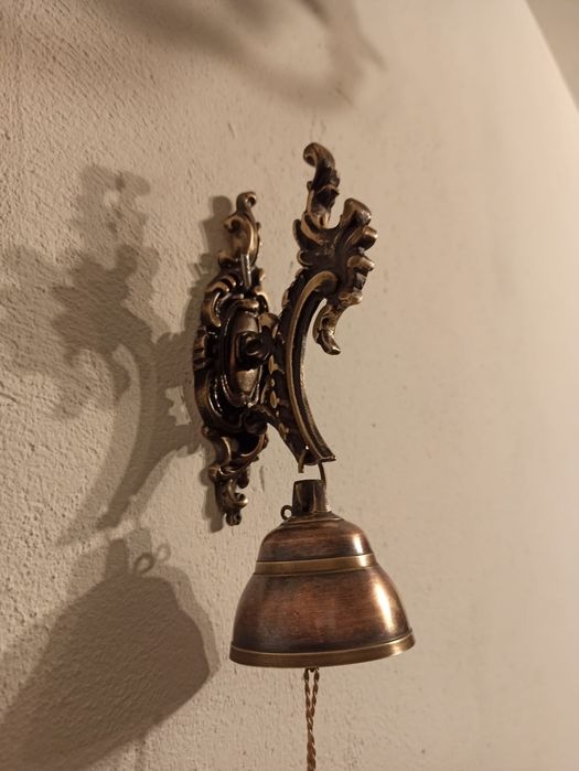 Ładny mosiężny dzwonek na ścianę