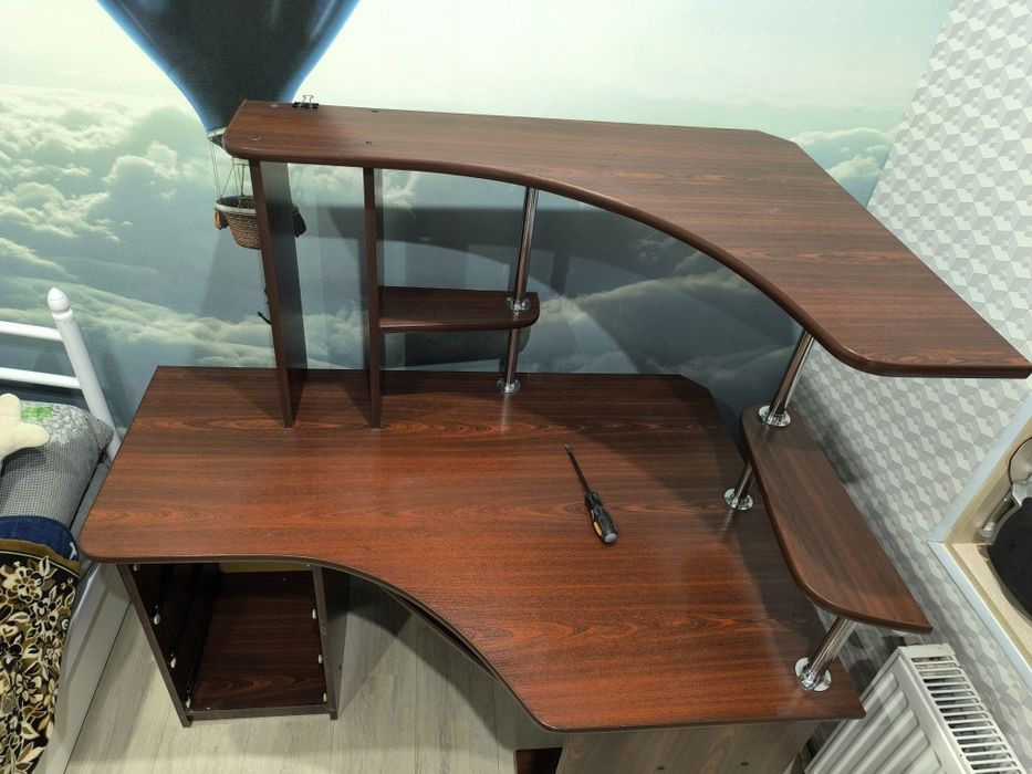 Комп'ютерний стіл