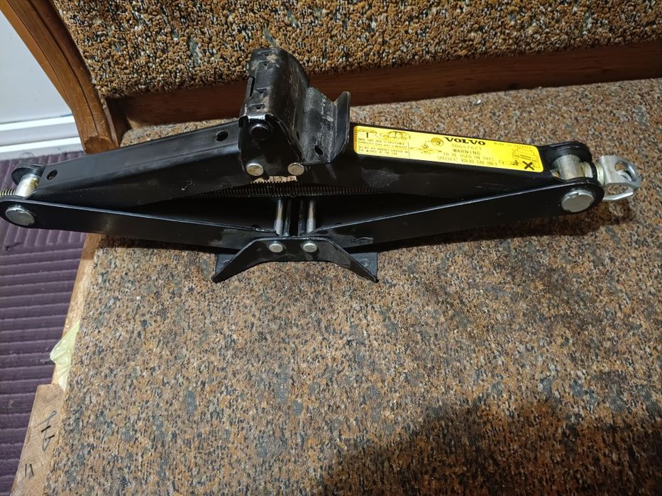 Домкрат оригінал Вольво Хс90