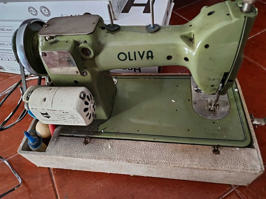 3Máquinas de Costura Vintage e uma de Tricotar