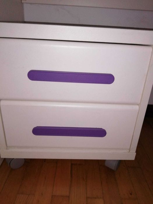 Cama dupla menina com mesa de cabeceira