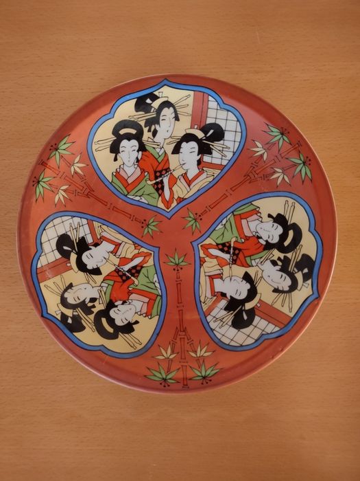 Conjunto de pratos em porcelana japonesa.