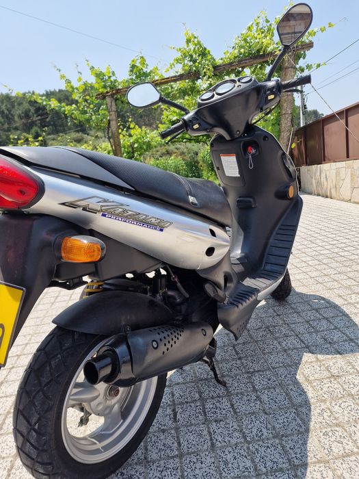 Moto suzuki cinza