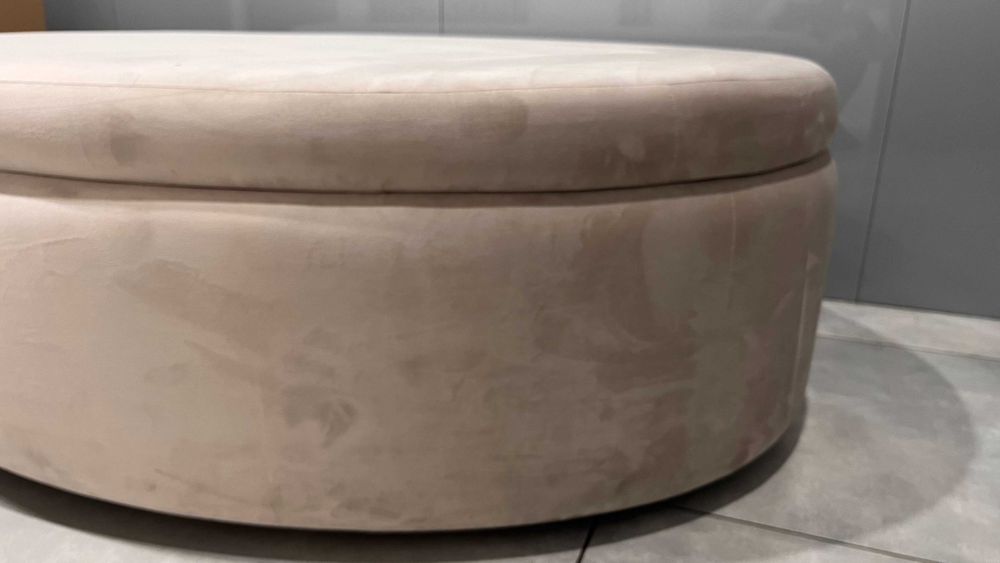 Duże siedzisko, beżowe. Puf. Do holu, poczekalni, przedpokoju.