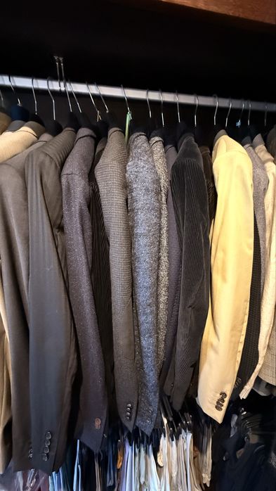 Fatos e blazers clássicos, camisas e gravatas como novos
