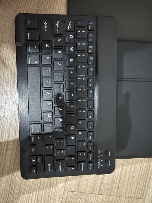 Etui z klawiaturą do iPad 10.9” / 11” + miejsce na Apple Pencil