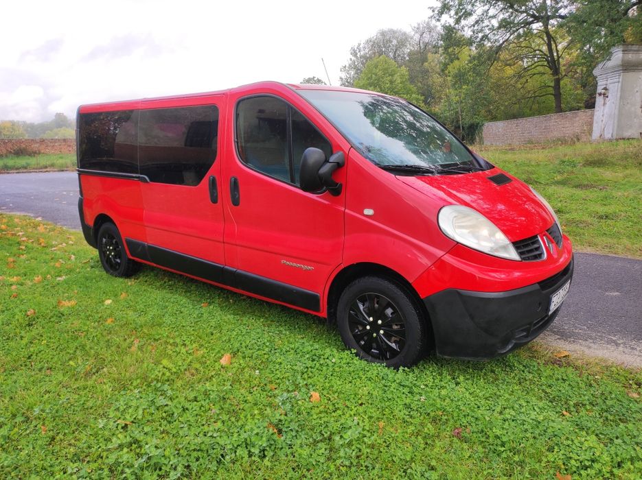 Renault Trafic long 9 osób 2011 rok