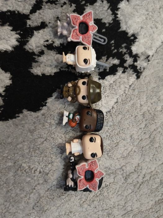 Sprzedam figurki Stranger Things Kinder joy