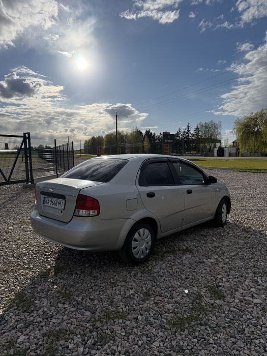 Chevrolet aveo 2005 рік 1.5 бензин