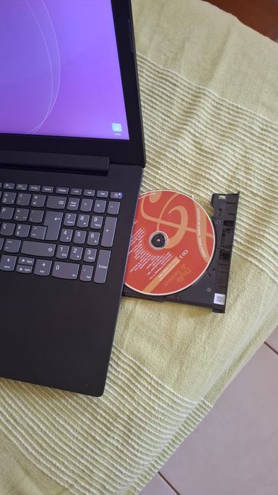 Portátil Lenovo v145-15AST AMD A4 / 4GB RAM / 256GB SSD