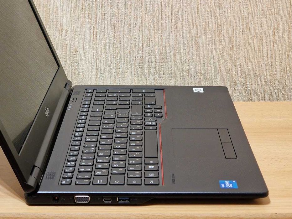 Сучасний ноутбук Fujitsu LifeBook E5511 Made in Japan Intel Core i5-1145G7 RAM 8Гб SSD 256Гб IPS Full HD Батарея 8 годин.