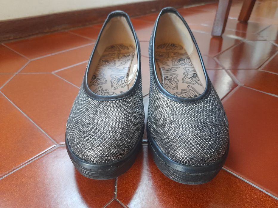 Sapatos prateados e pretos