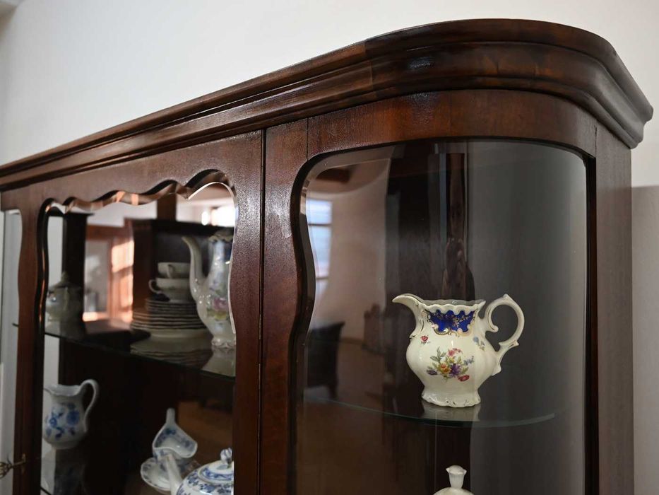 serwantka witryna gięta orzechowa 012203