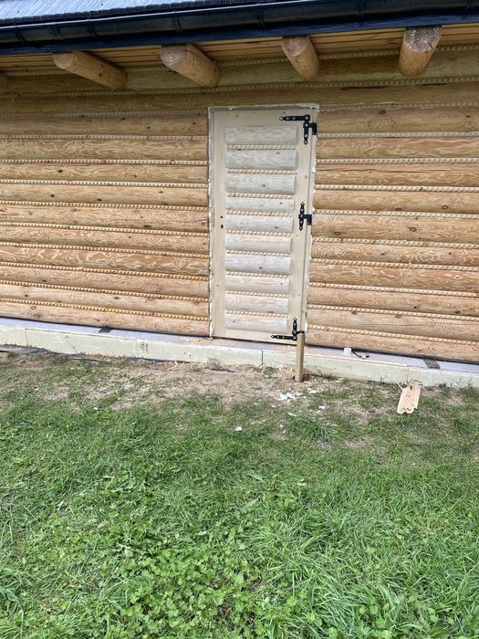 Sprzedam drzwi drewniane zewnętrzne do domu sauny