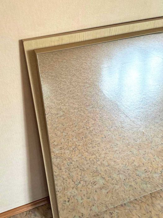 Велике настінне дзеркало