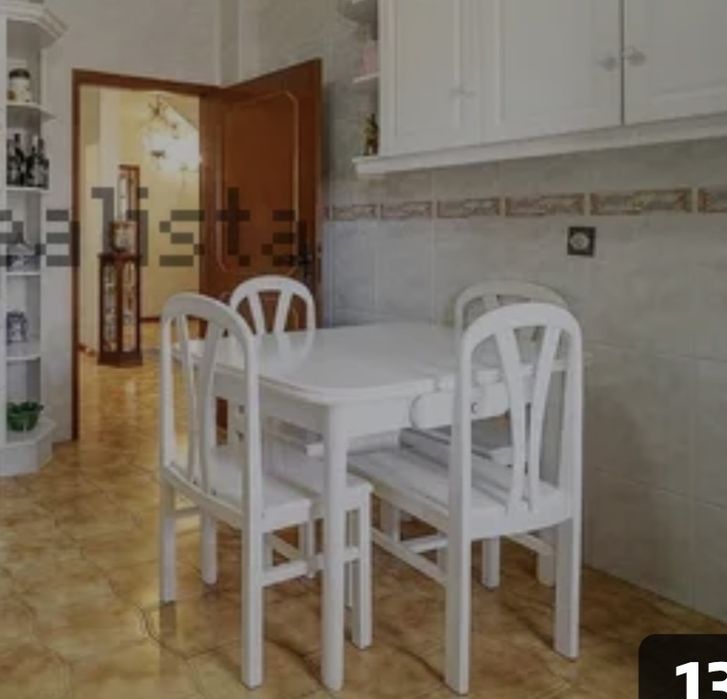 Mesa extensivel ,com quatro cadeiras brancas