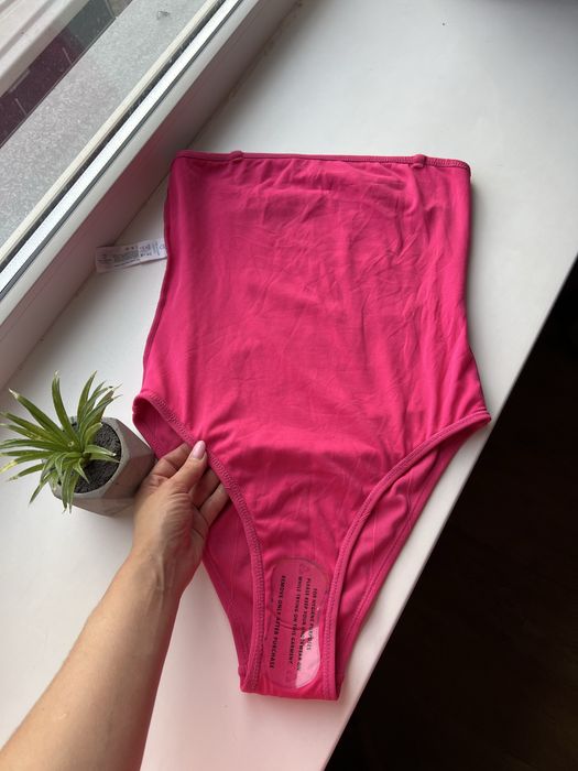 Новий суцільний яскравий купальник спільний злитний