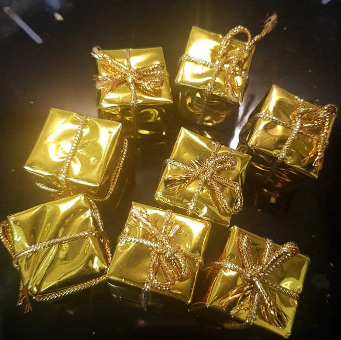 Presentes de Natal e 12 bolas douradas ver fotos