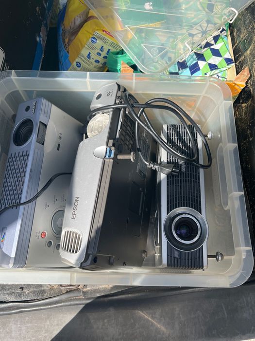3 Projetores sanyo e epson