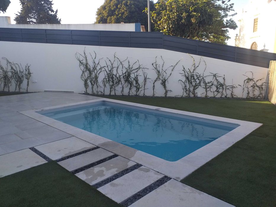 Limpeza e Manutenção de Piscinas / Pool Maintenance & Repairs