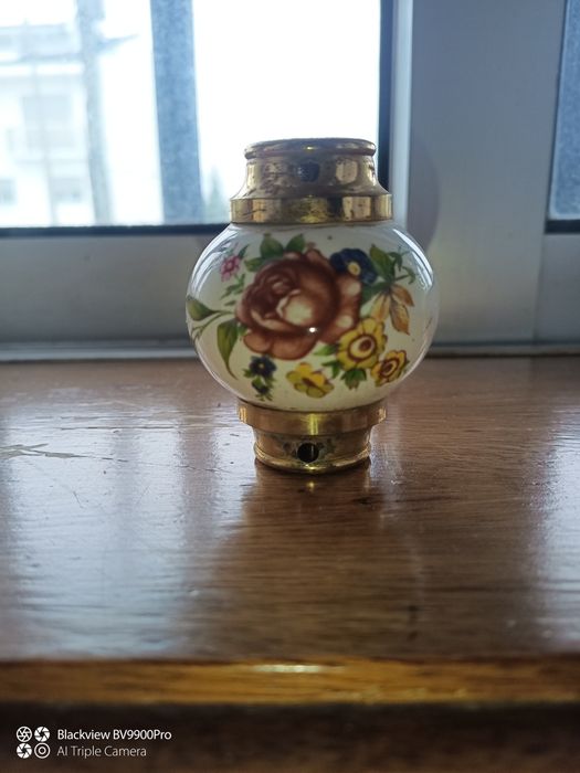 Peças em latão e latão e loiça