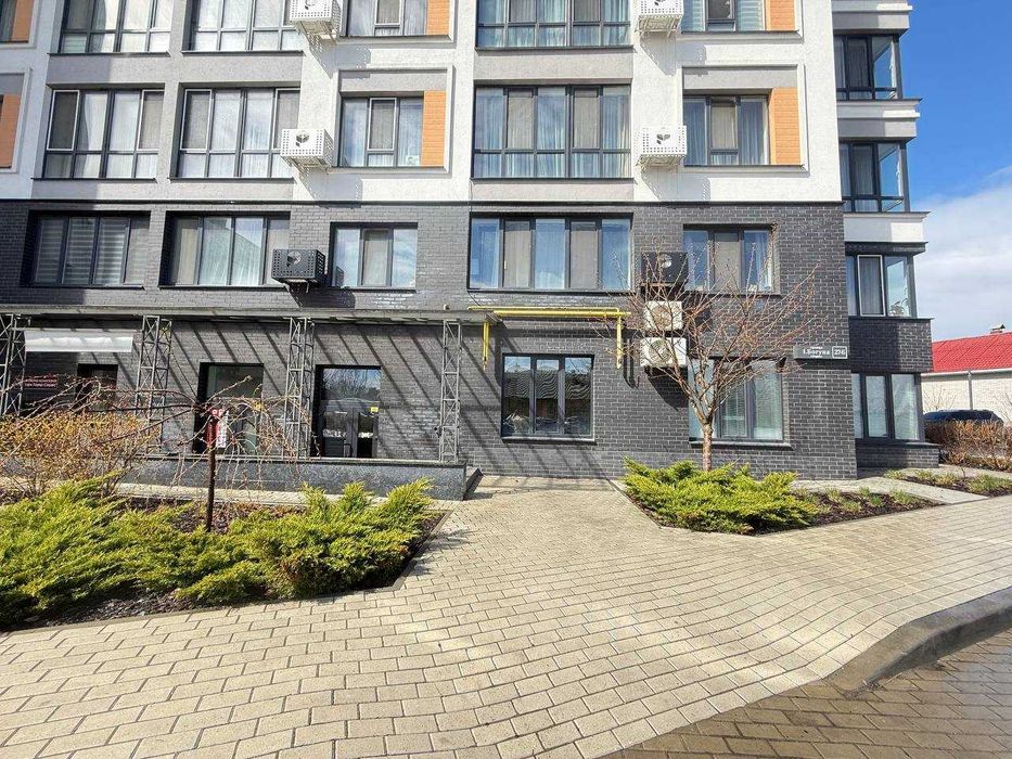 Здається комерційне приміщення в Центрі міста площею 108 кв.м. зроблений ремонт, формат - напівцоколь , але з повноцінними вікнами, стеля висока