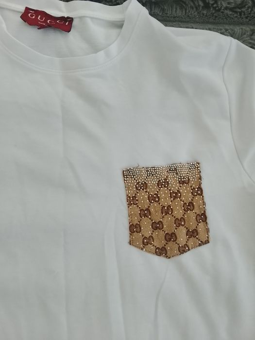 Świetna biała koszulka Gucci z kieszonką w cyrkoniach