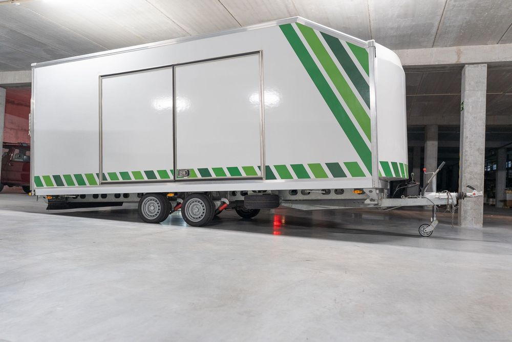 Reboque fechado para transporte de carros de luxo; rally; Velocidade