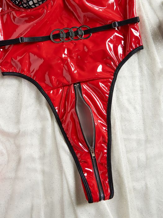 Kara body imitacja skóry prześwitująca rozpinane krocze czerw-czarny