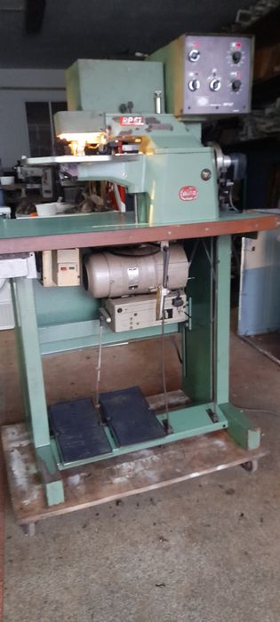 Máquina de orlar pele