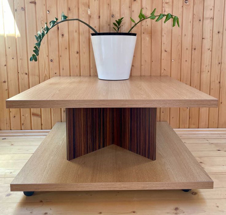 Сучасний журнальний столик на коліщатках.