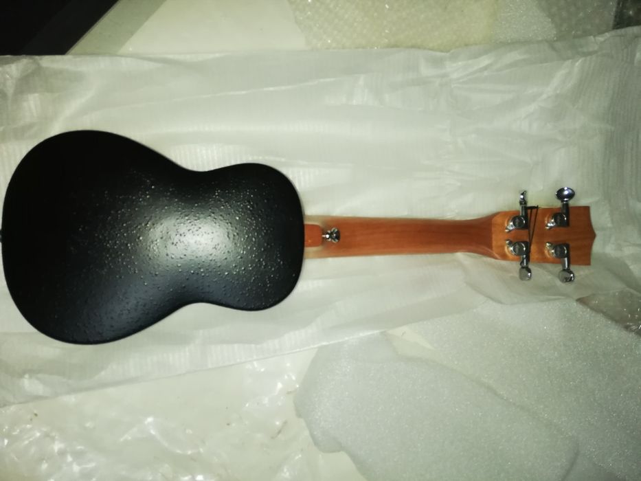 Ukulele soprano ovation elétrico