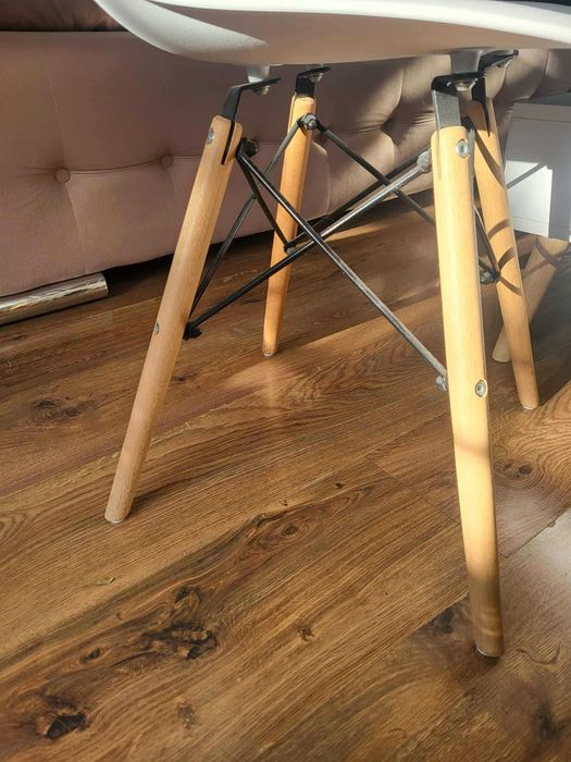 Białe krzesło w stylu skandynawskim