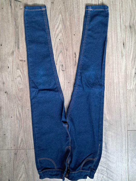 Zestaw, paka 134 dla dziewczynki. Sukienki, bolerko, bluzy, jeansy.