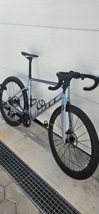 Bicicleta Scott Addict 10 c/ Rodas Mavic Cosmic SLR 45 em carbono