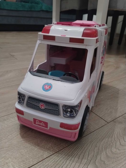 Karetka Barbie z wyposażeniem