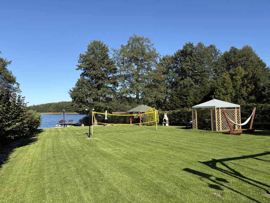 Domek na Mazurach nad jeziorem z linia brzegowa