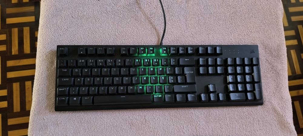 Teclado gamer mecânico Corsair K60 RGB PRO Low Profile