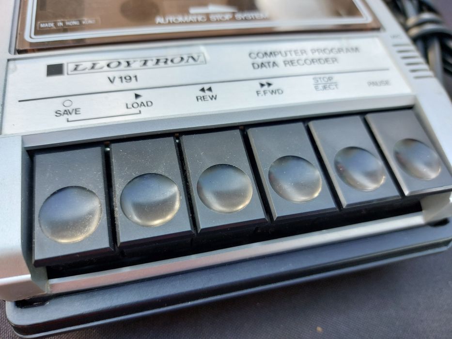 Gravador de dados de programa de computador Lloytron V191. 
Serve para