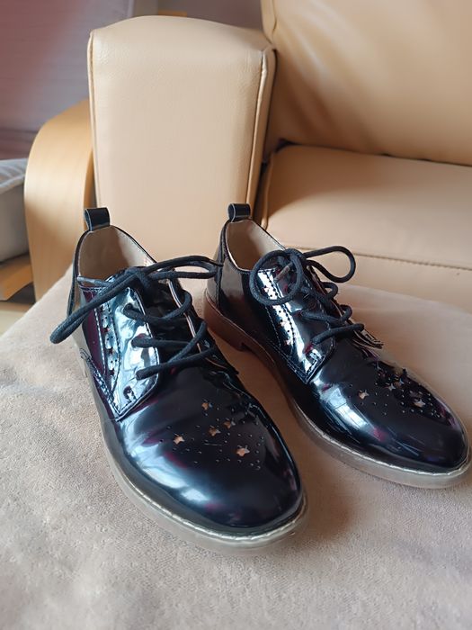 Sapatos Verniz Preto. Menina. Tamanho 33