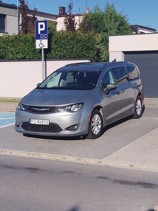 Wynajem Chrysler Pacifica 7 osobowy bus
