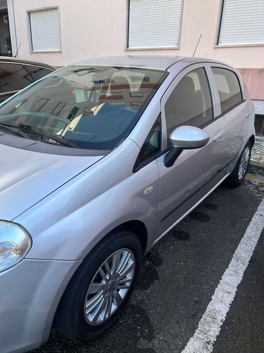 Fiat Grande Punto com 122 mil kms - Ano 2009