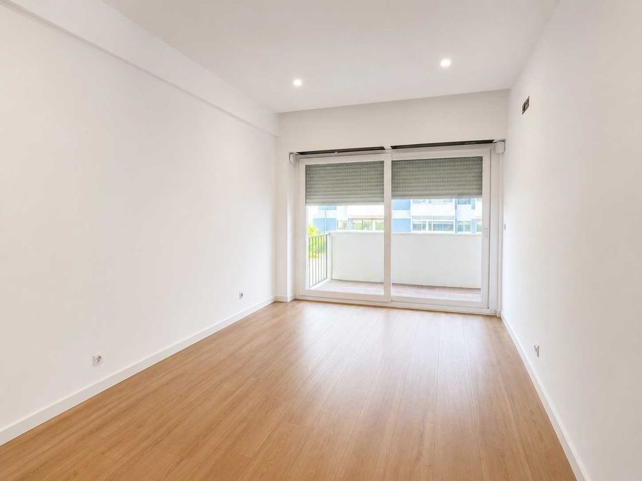 Apartamento T3 Carnaxide, com 2 varandas e 2 frentes - Totalmente remodelado