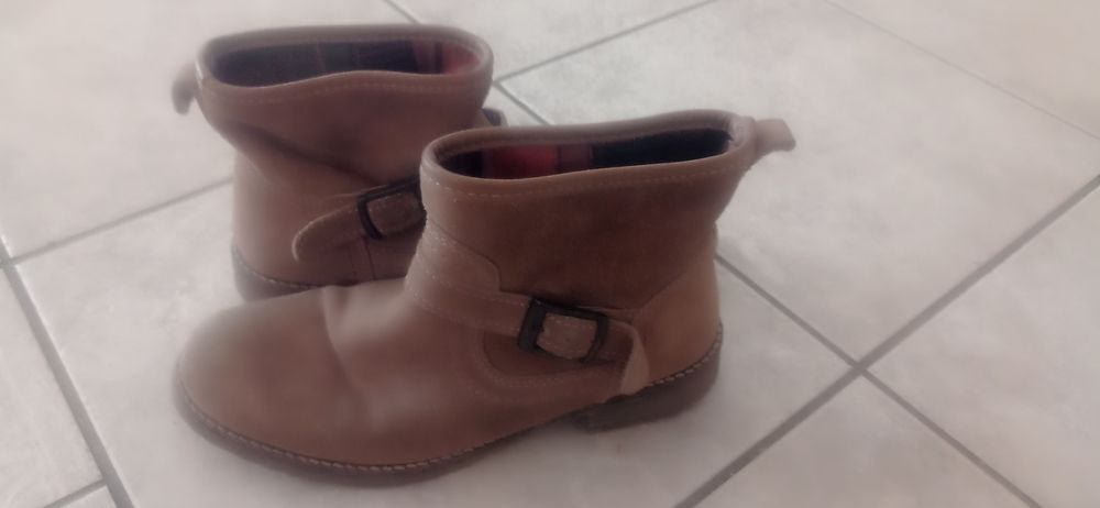 Vendo botas praticamente novas n36