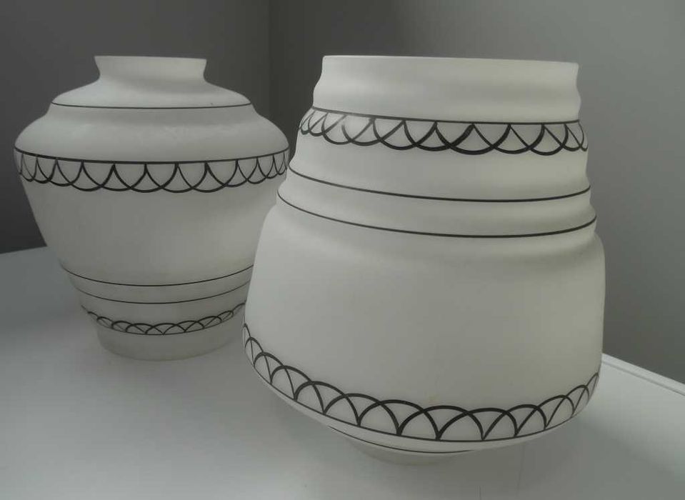 Abajures/globo em vidro branco duplo opalino com pintura – Anos 50