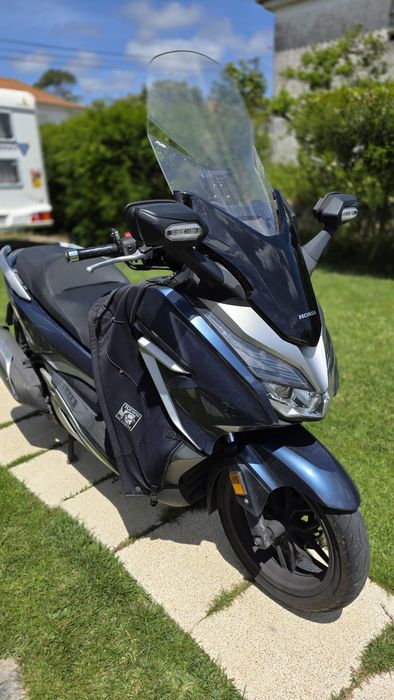 Honda Forza 300.