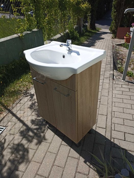 Szafka z umywalką, zestaw do łazienki
