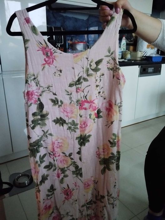 Sukienka na szerokich ramiączkach