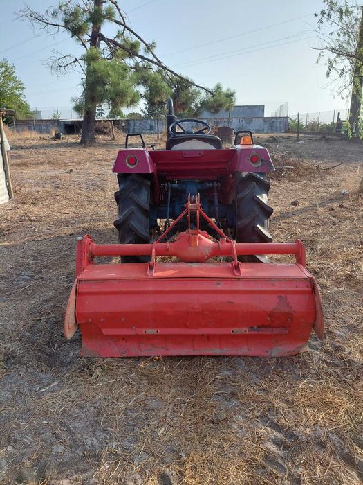 Trator Kubota L2002DT-M 4x4 com fresa