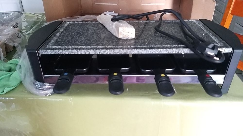 Vendo grelhador elétrico, com as peças para derreter os queijos